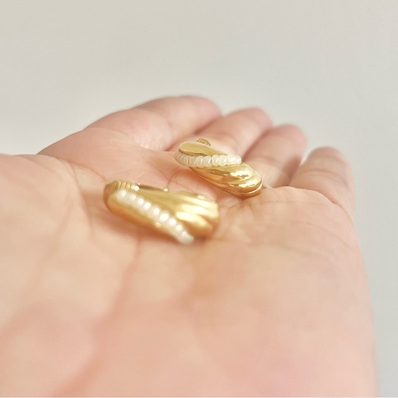 Vintage Trifari Snap Clip On Earrings Gold with Pearly Beads Midcentury - Picture 2 of 7